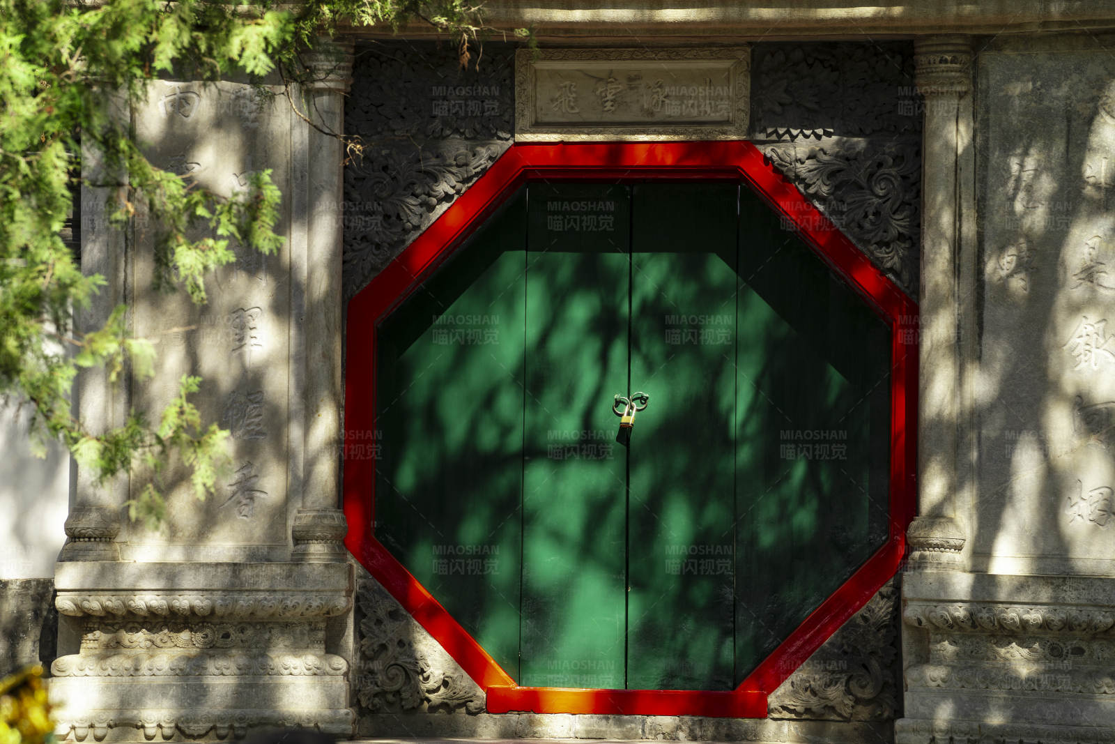 古建筑的八角門