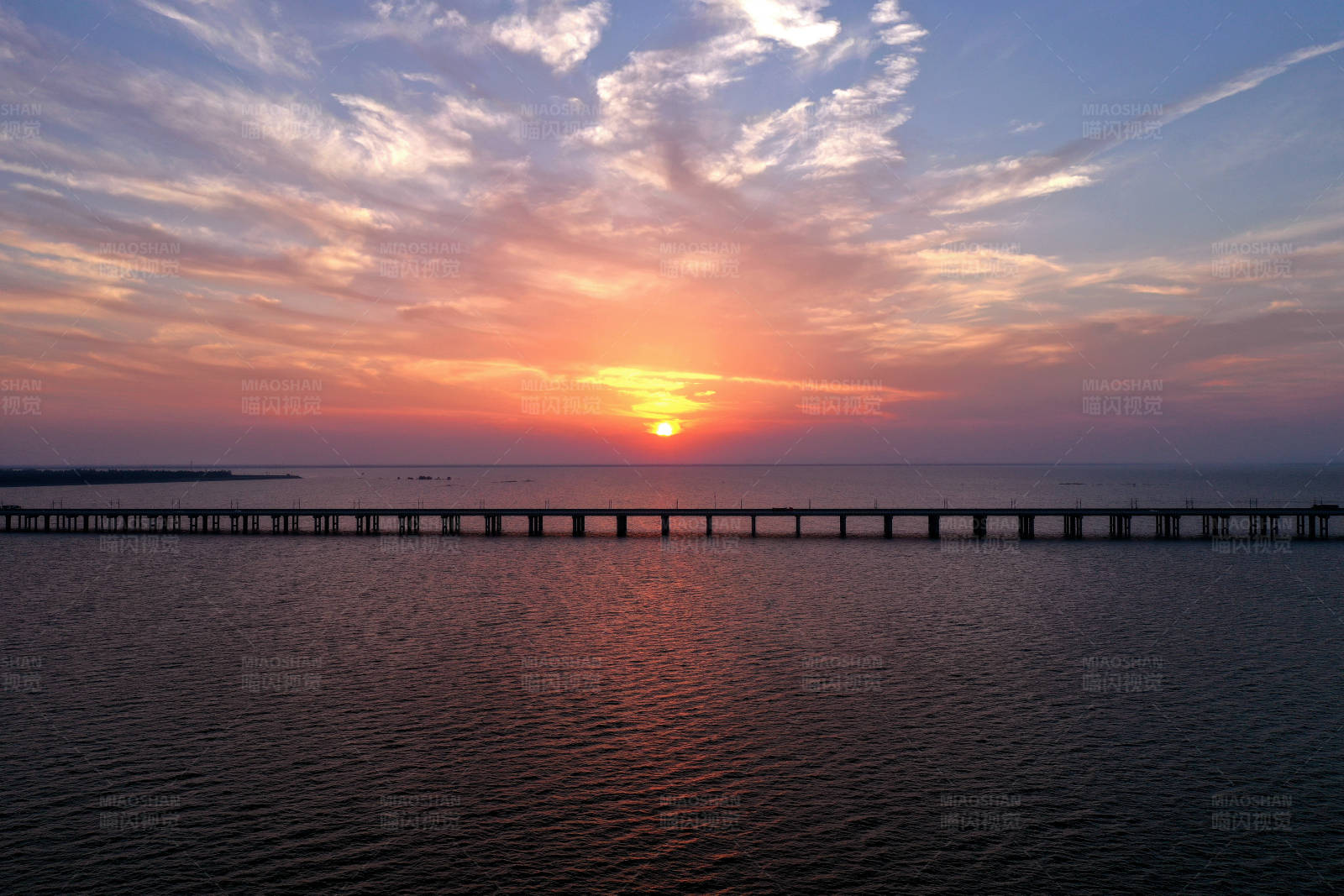 夕陽下的南京石臼湖特大橋