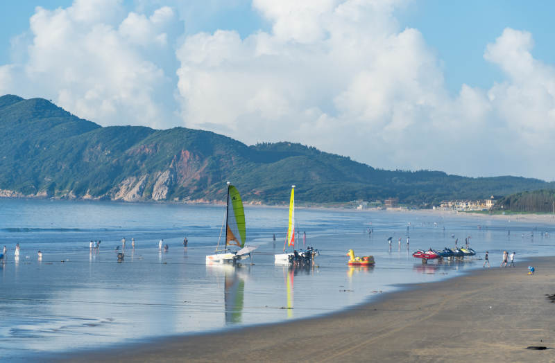 海滩帆影