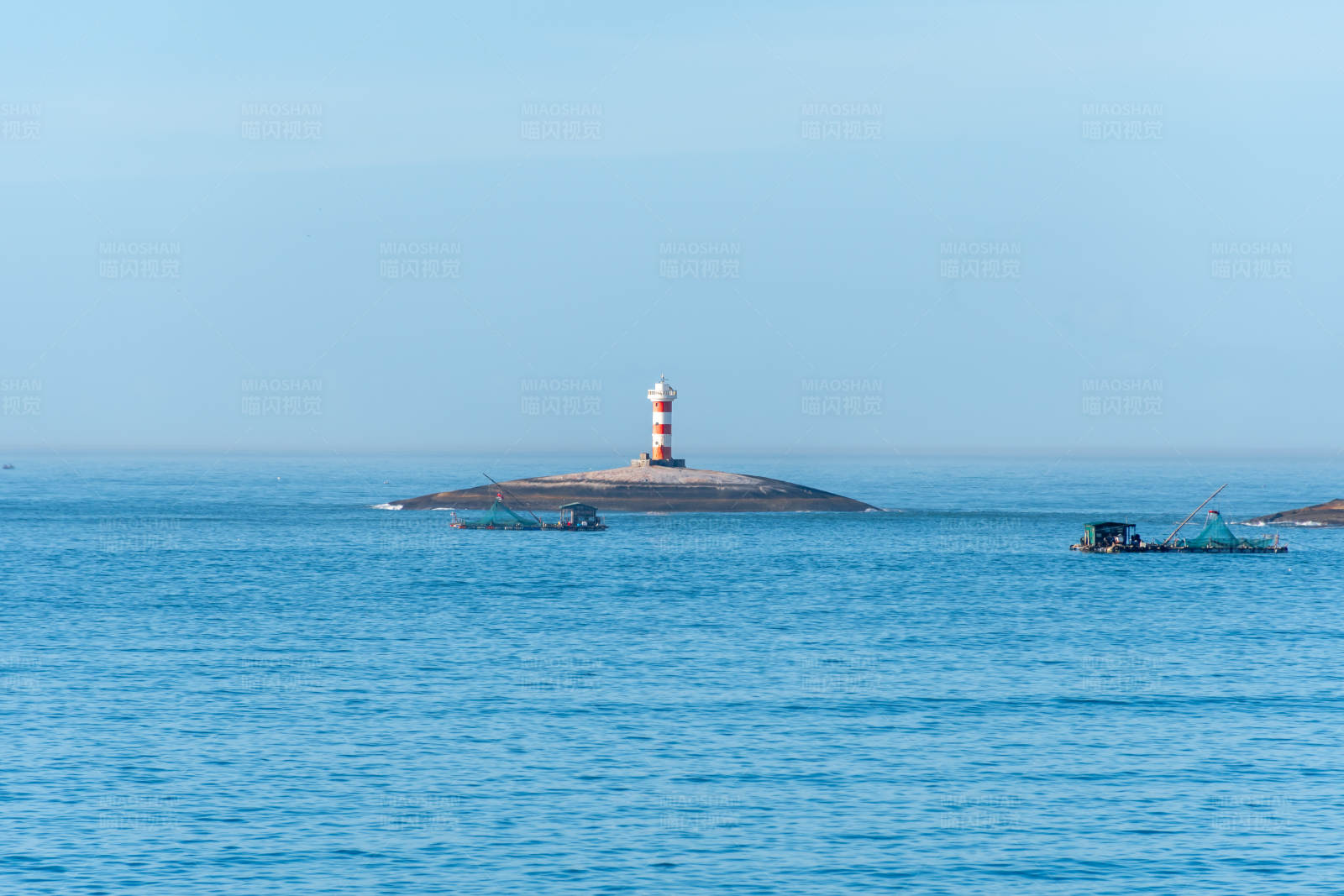 海上燈塔與漁船