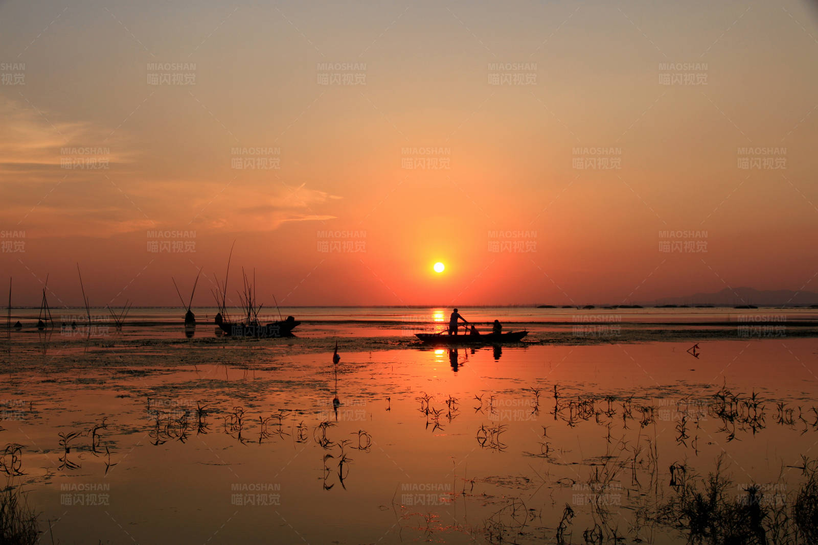 夕陽下的石臼湖漁舟