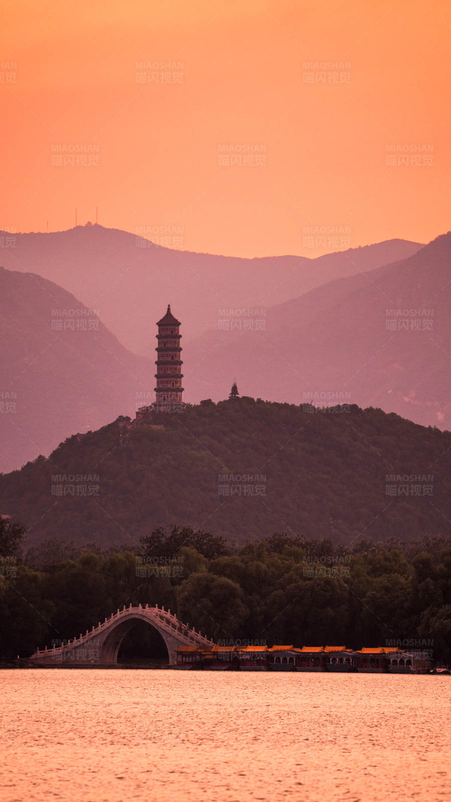 夕陽下的山塔與湖橋