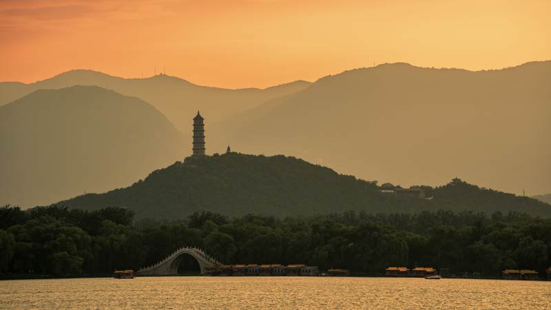 夕阳下的山湖塔影