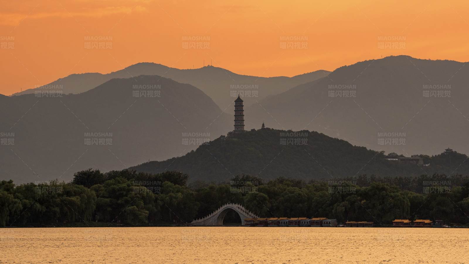 頤和園夕陽(yáng)下的湖光塔影