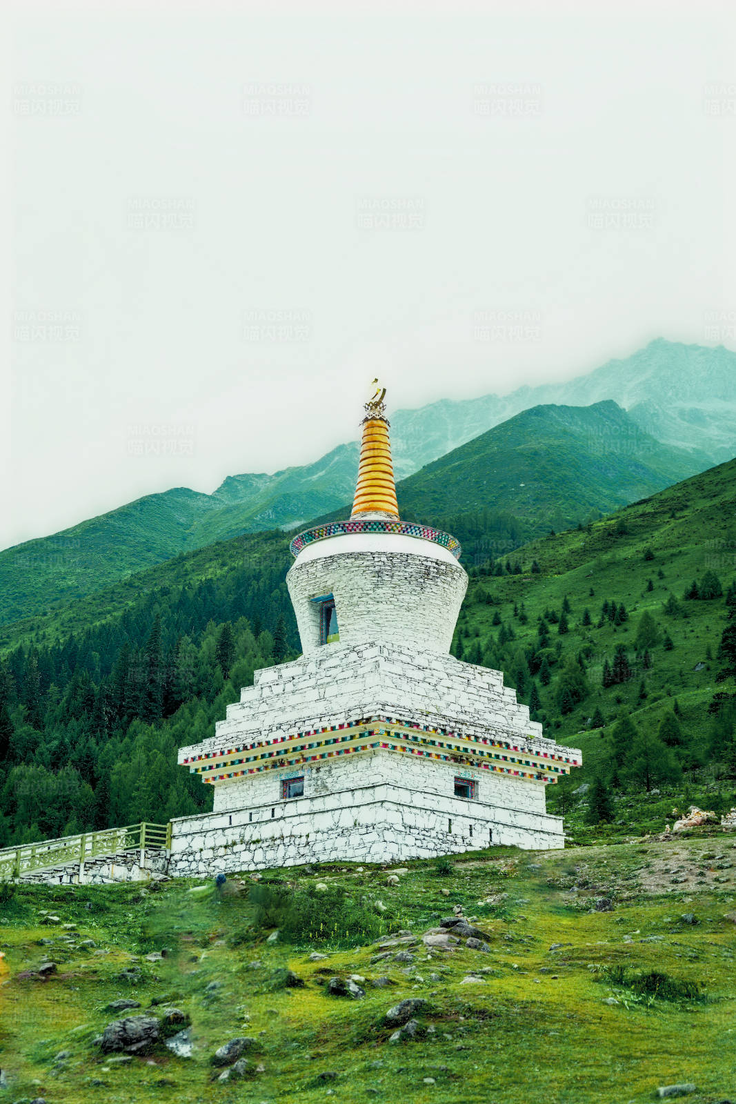 四姑娘山藏地圣潔白塔
