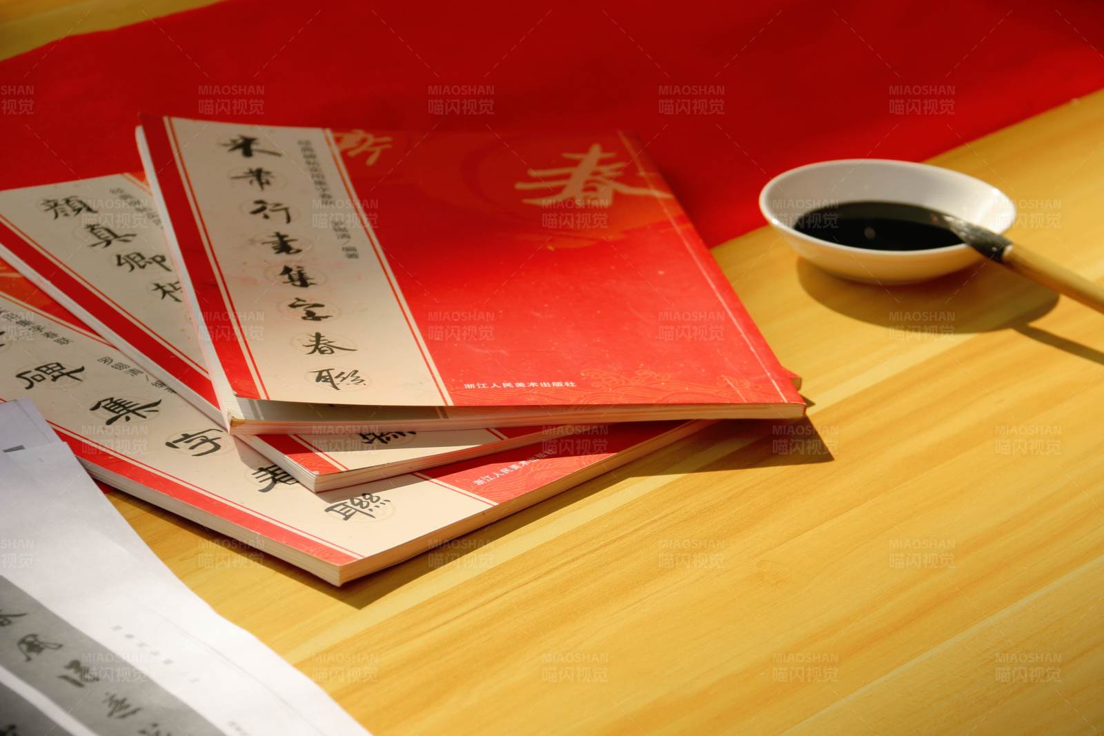 桌上的書籍和茶杯