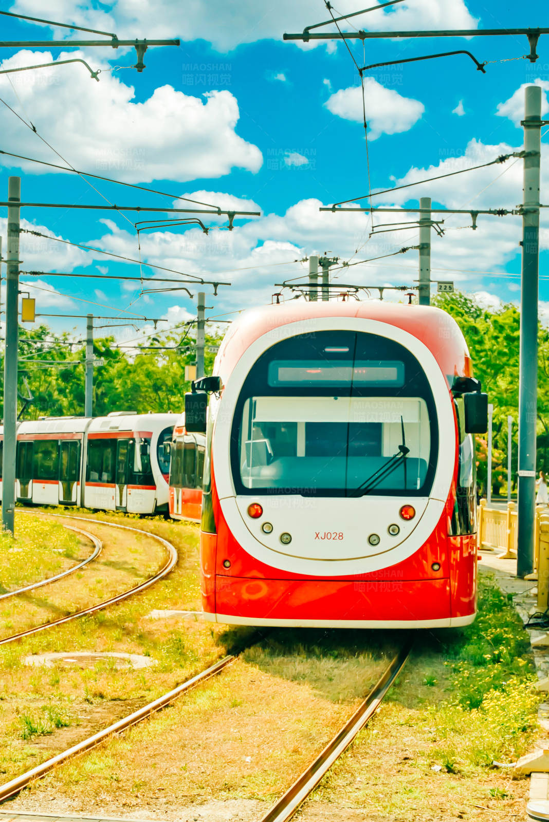 現(xiàn)代有軌電車(chē)在陽(yáng)光下