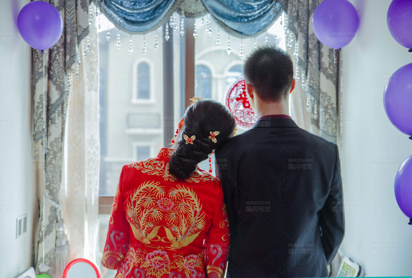 新婚夫婦背對(duì)鏡頭