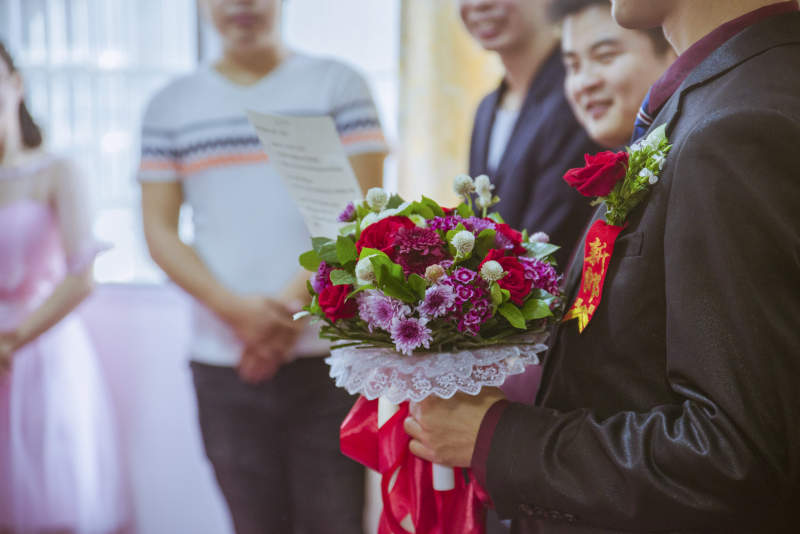 婚礼现场新郎手捧花束