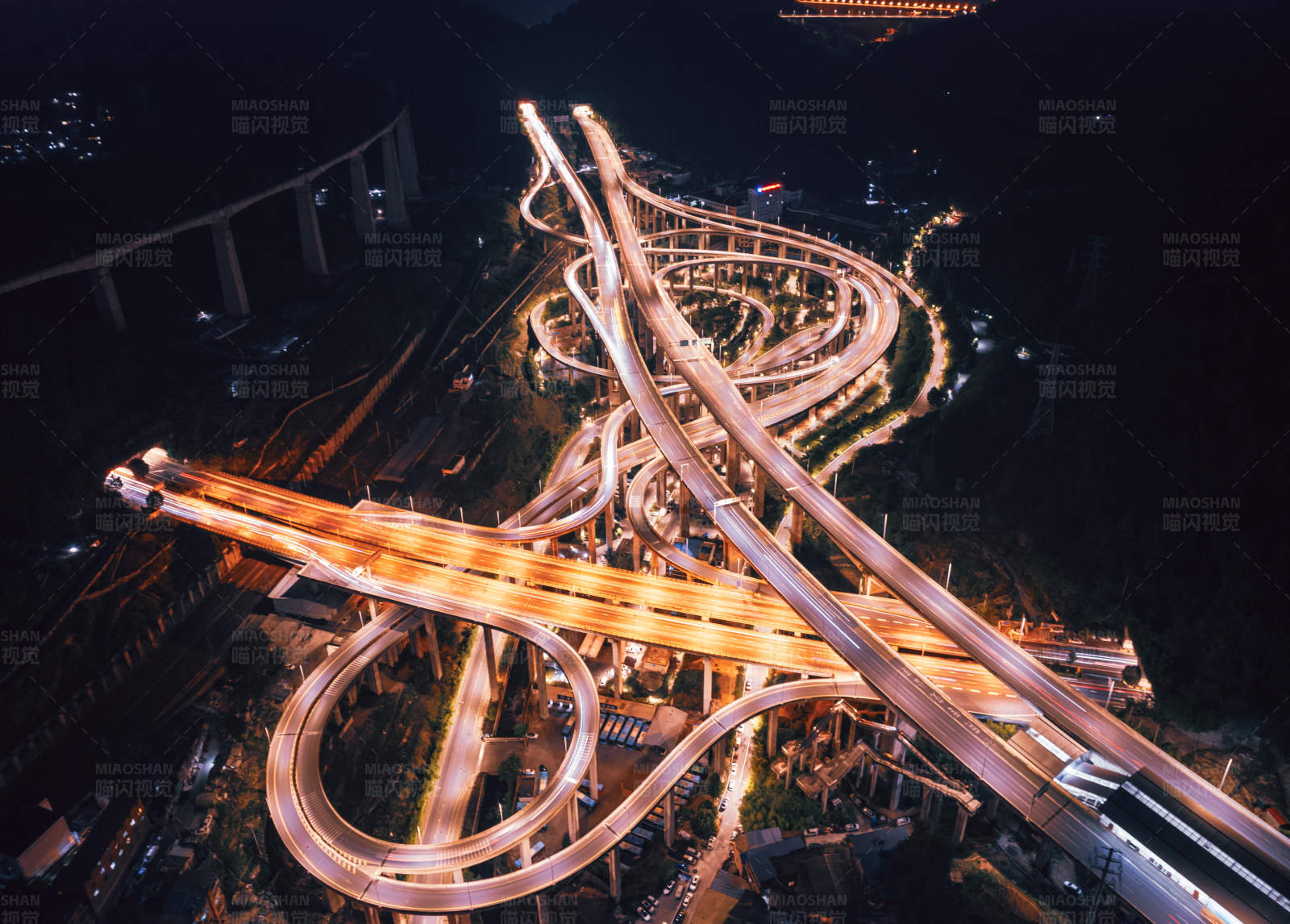 夜幕下的立交橋