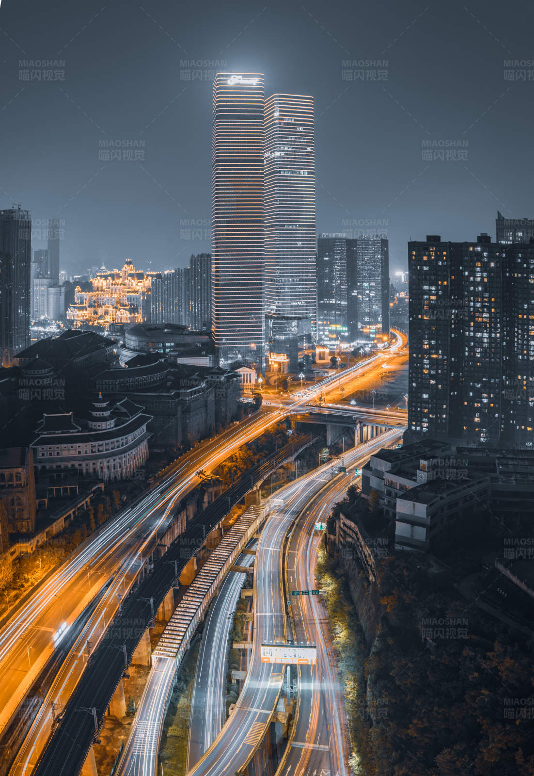 夜幕下的城市交通