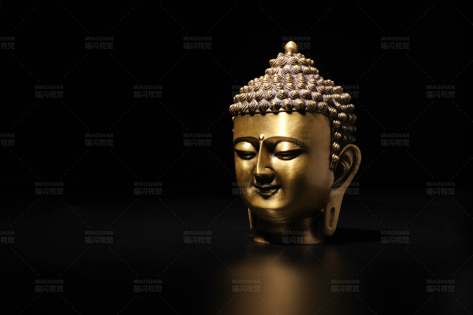 金色佛像頭雕