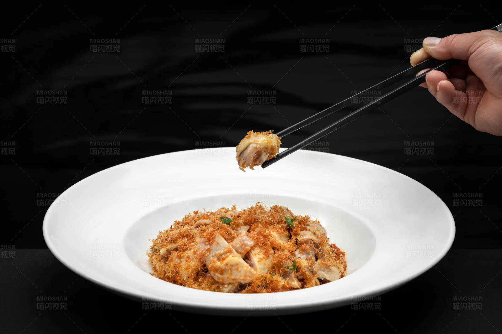 美味炒飯 筷子夾起姜絨雞