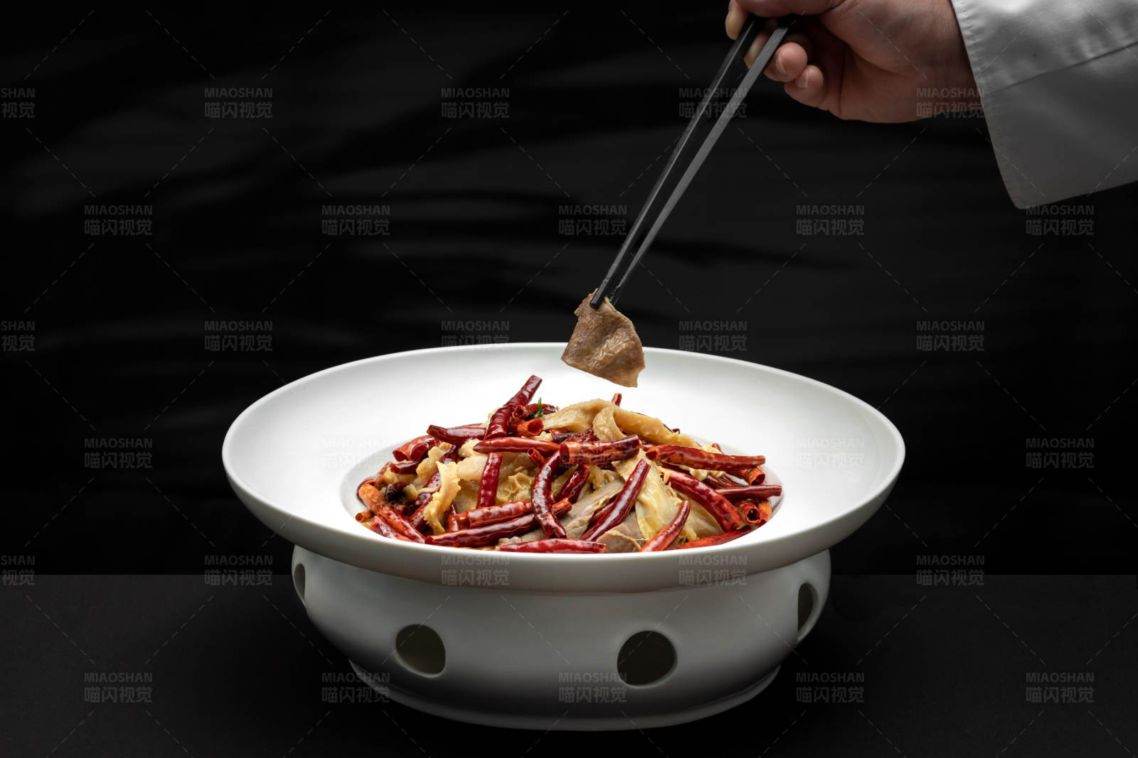 筷子夾起的美味佳肴