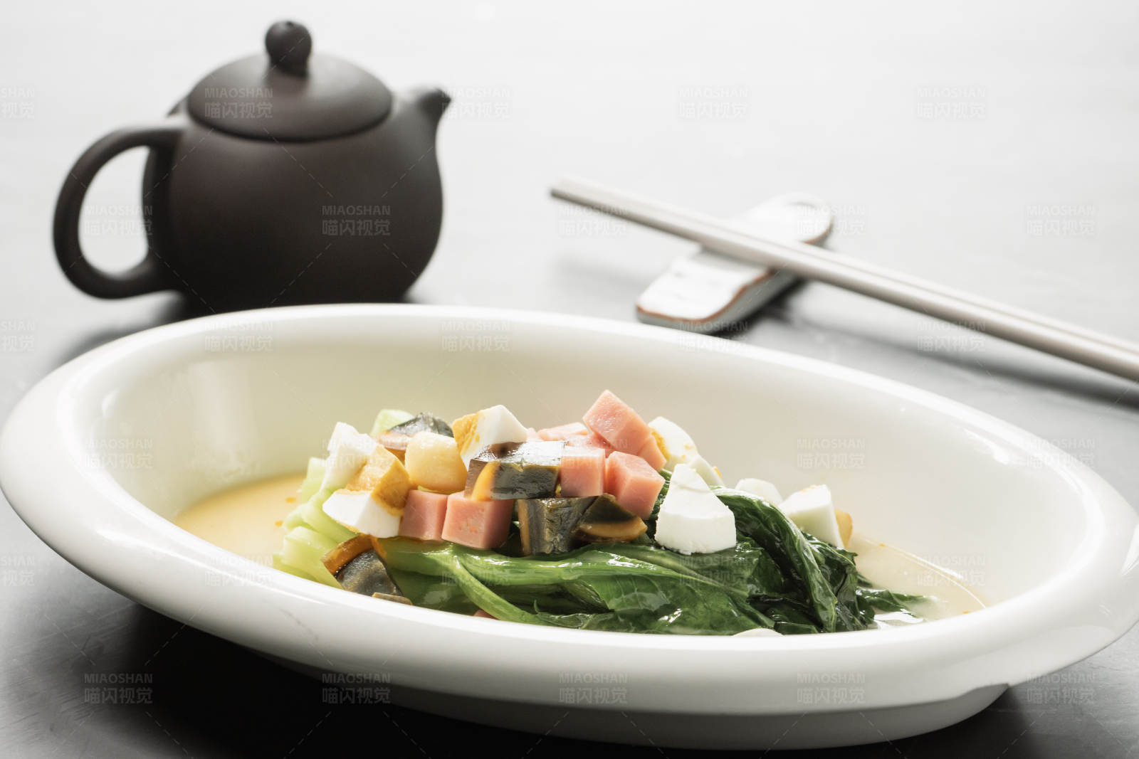 精美中式菜肴與茶具