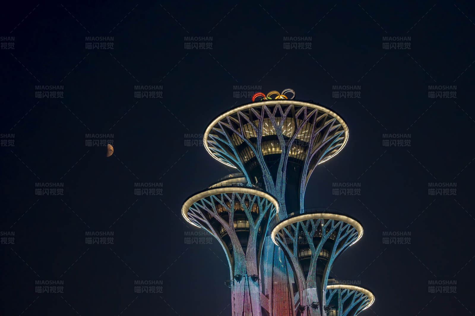 夜空下的未來之塔