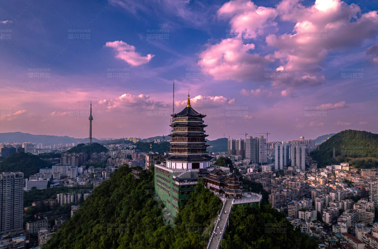 貴陽城市之巔的東山古塔