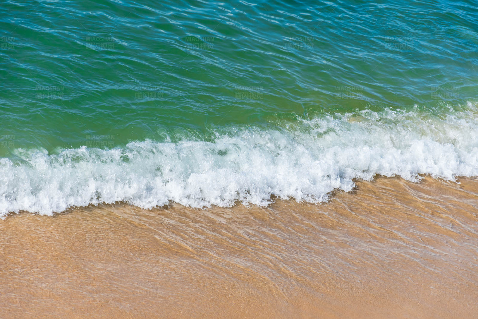 海浪輕拍沙灘
