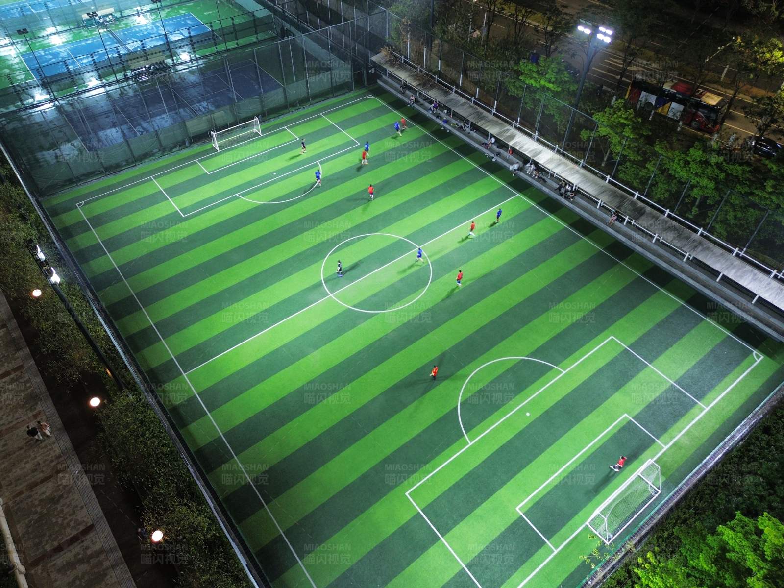 夜间足球场鸟瞰图