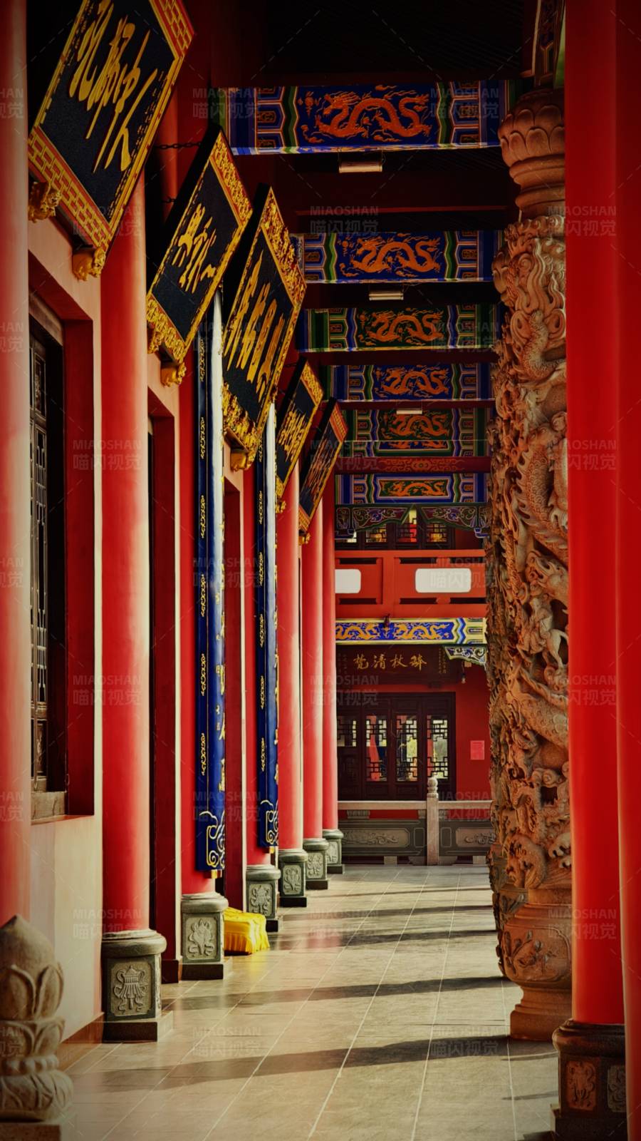 寺廟紅色長廊