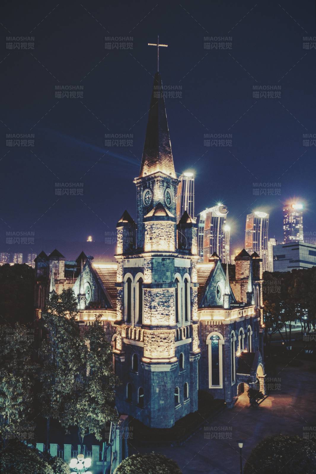 夜幕下的教堂