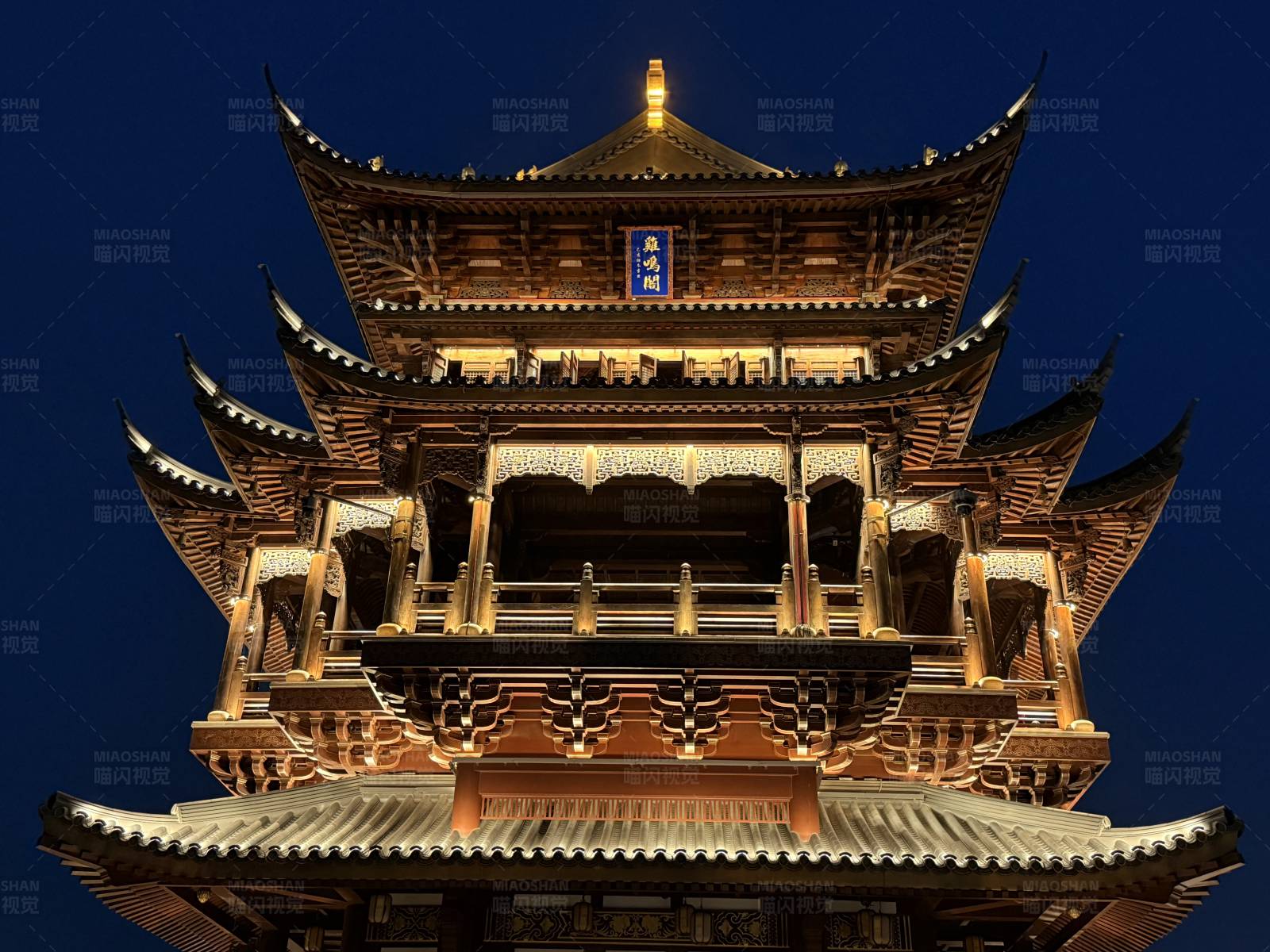 夜幕下的雞鳴閣