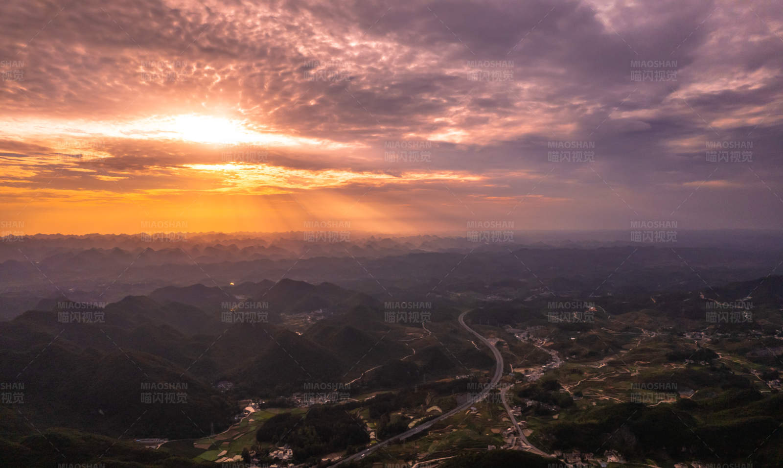 黔南州夕阳下的山川美景