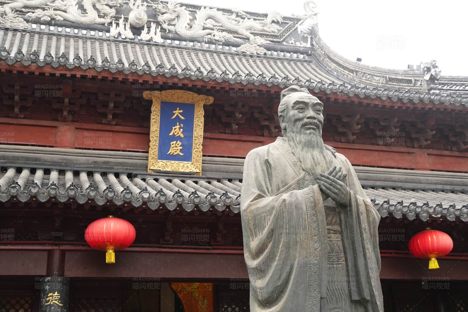 孔子雕像與古建筑