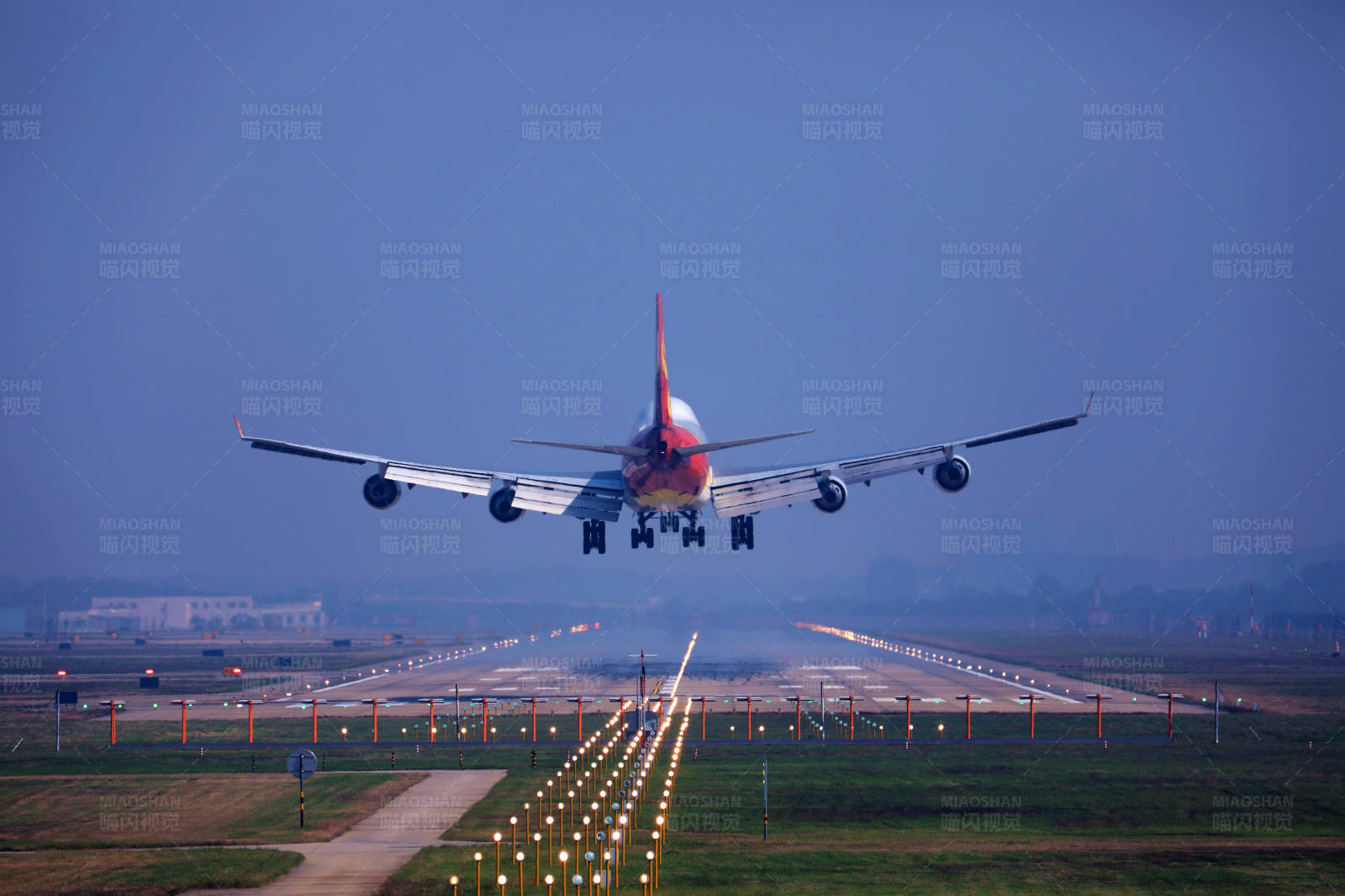 波音747飛機平穩降落