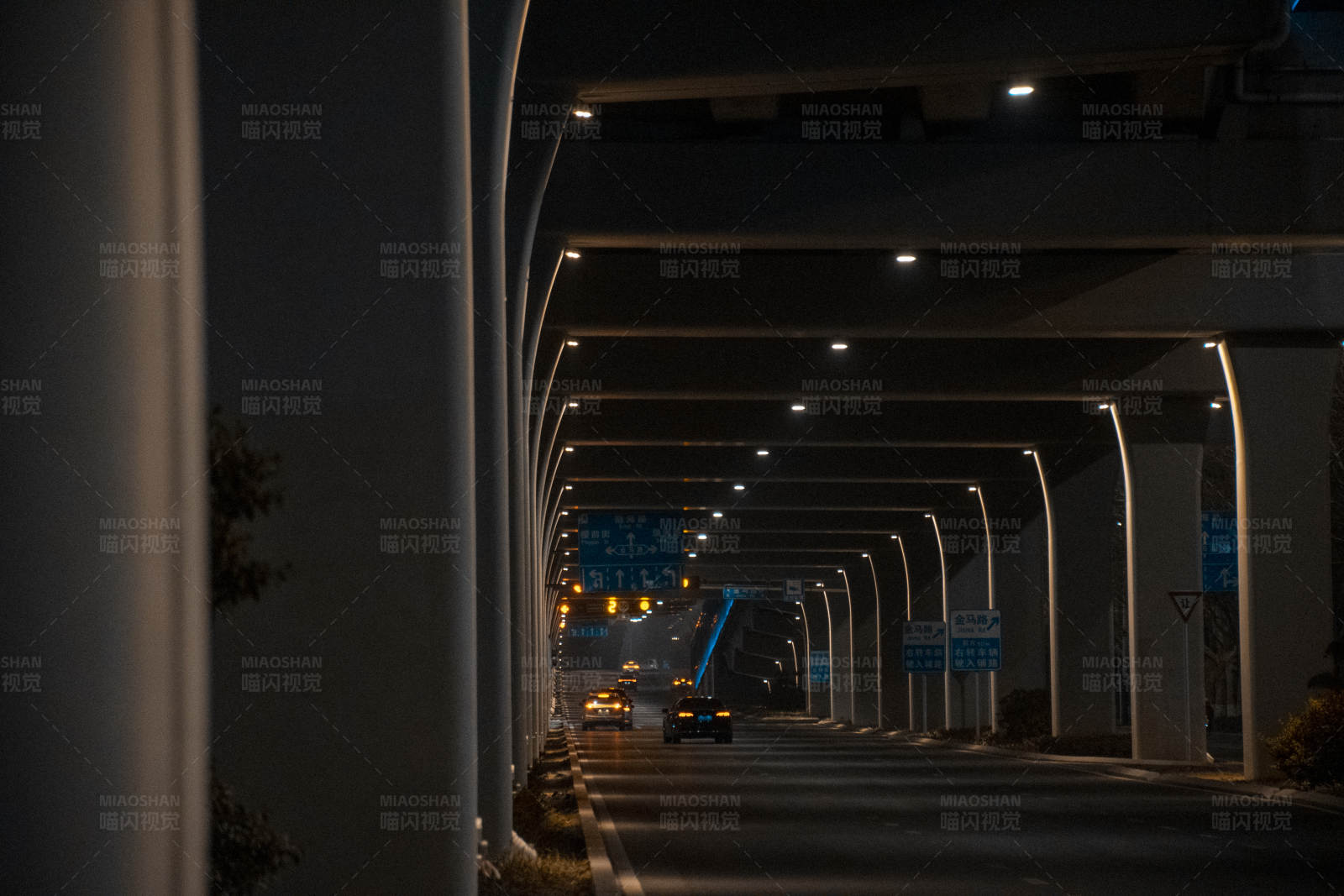 夜幕下的高架橋下