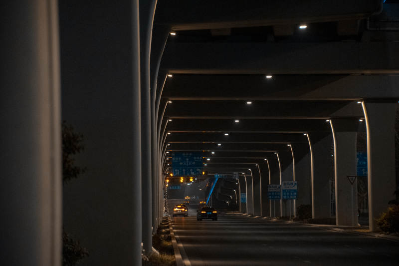 夜幕下的高架桥下