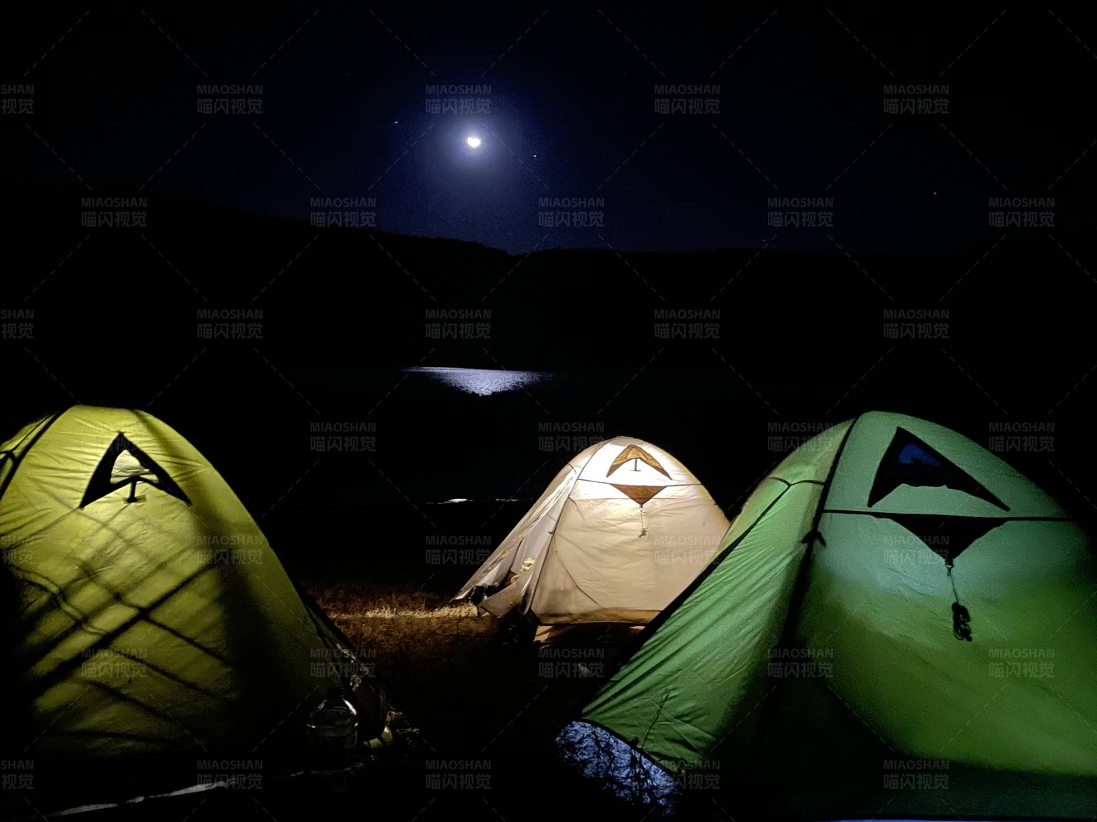 月夜下的帳篷營(yíng)地