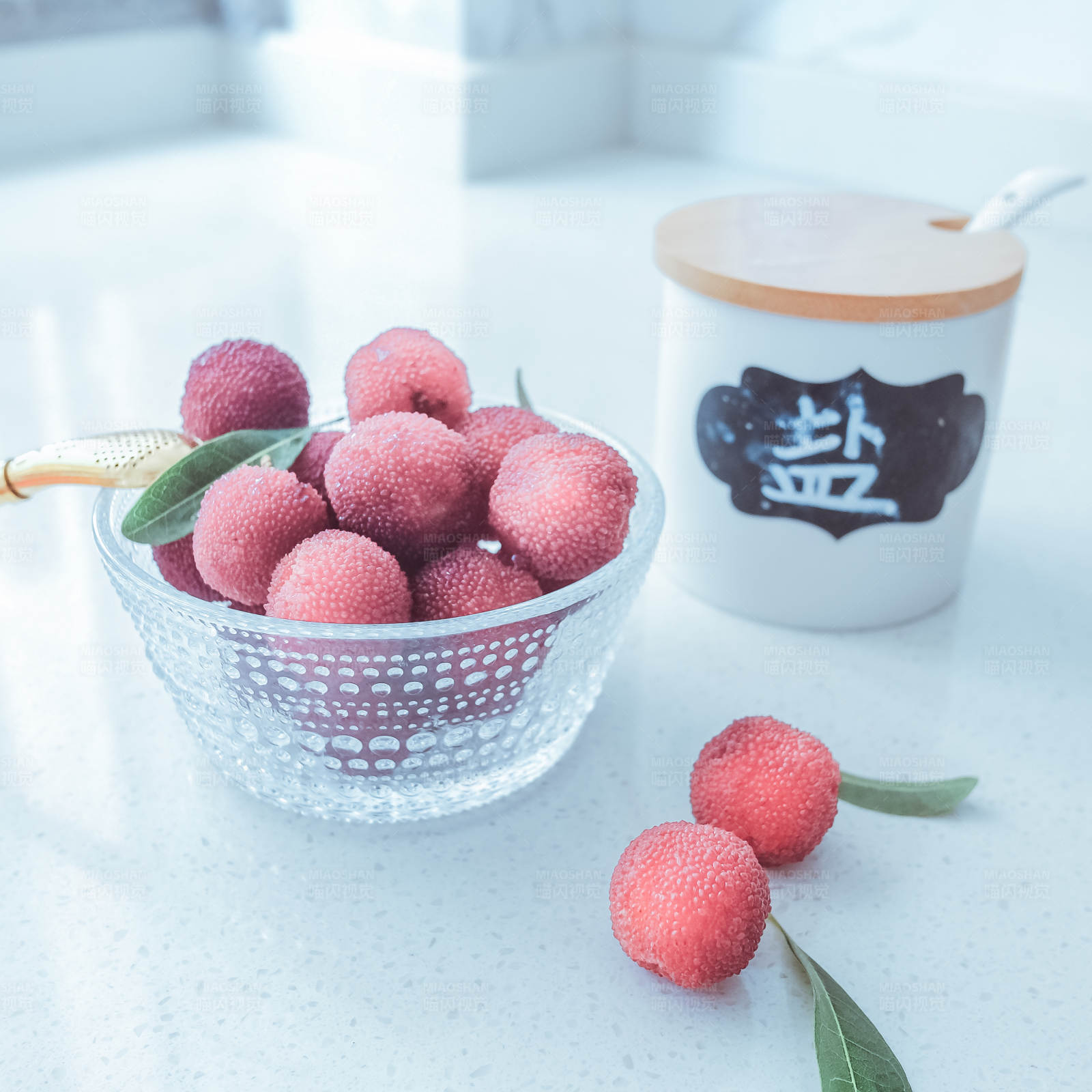 楊梅與茶杯