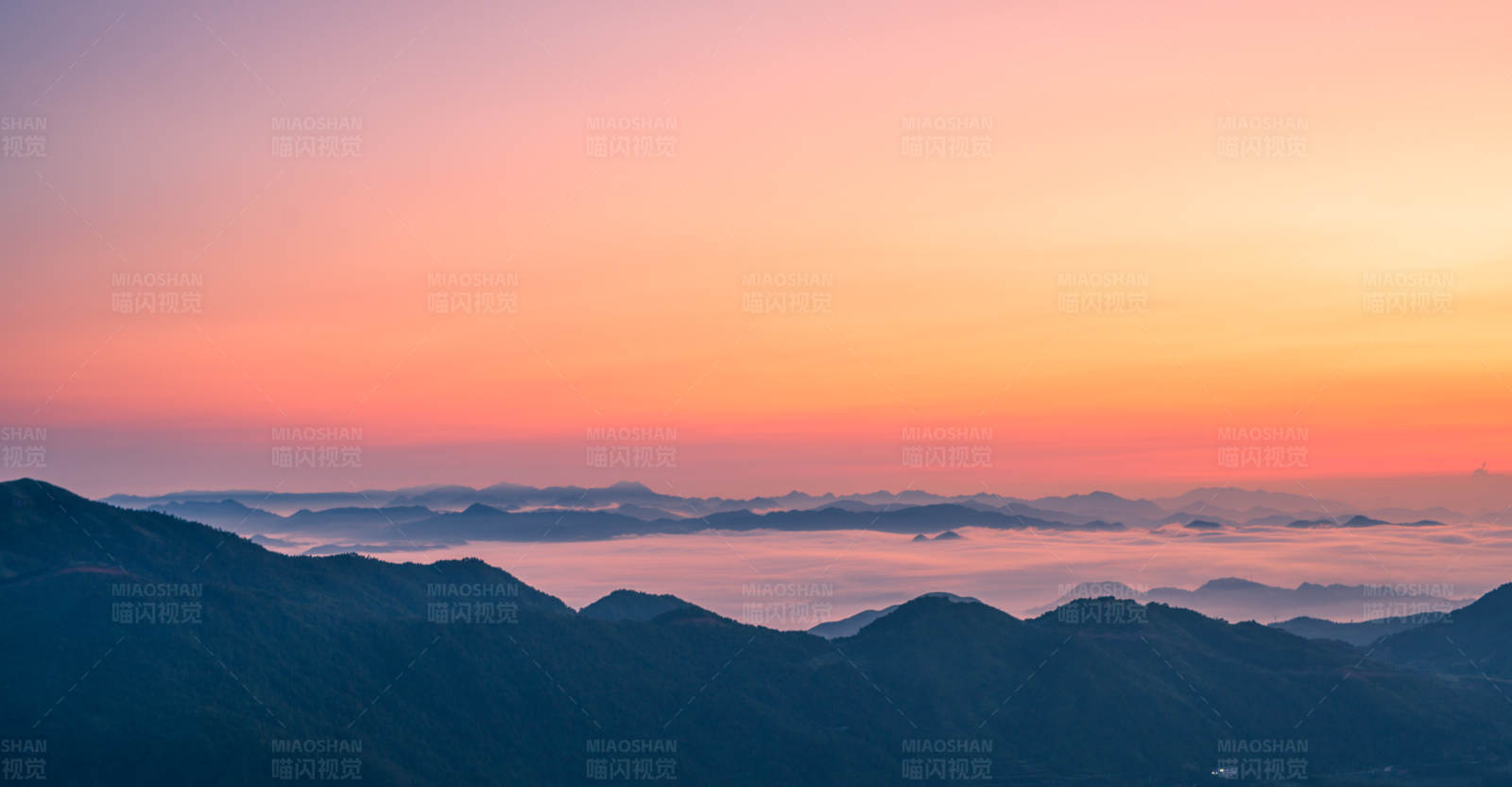 日出云海山巒圖