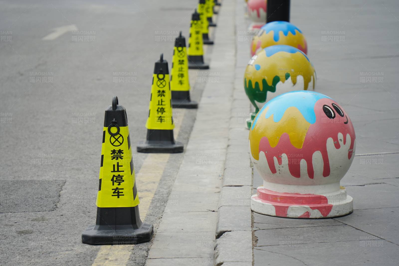 禁止停車與彩色裝飾