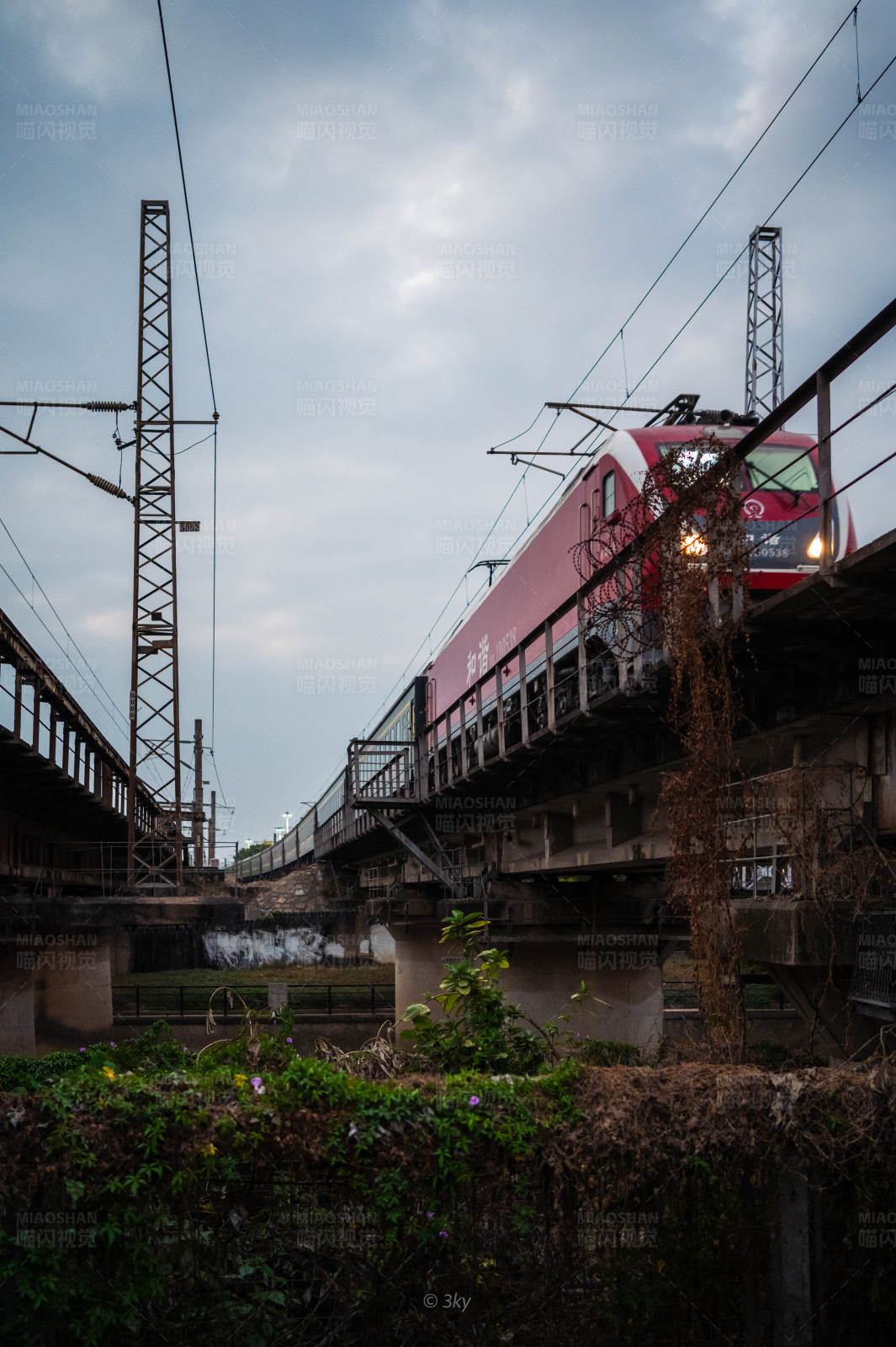 火車橋下風景