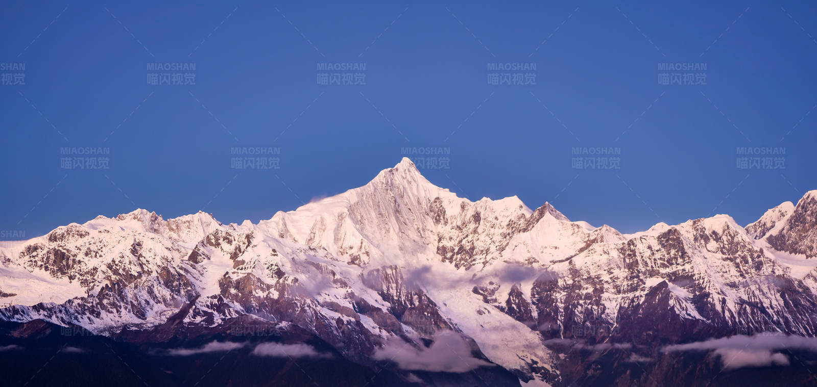 雪峰巍峨 藍天映襯之迪慶