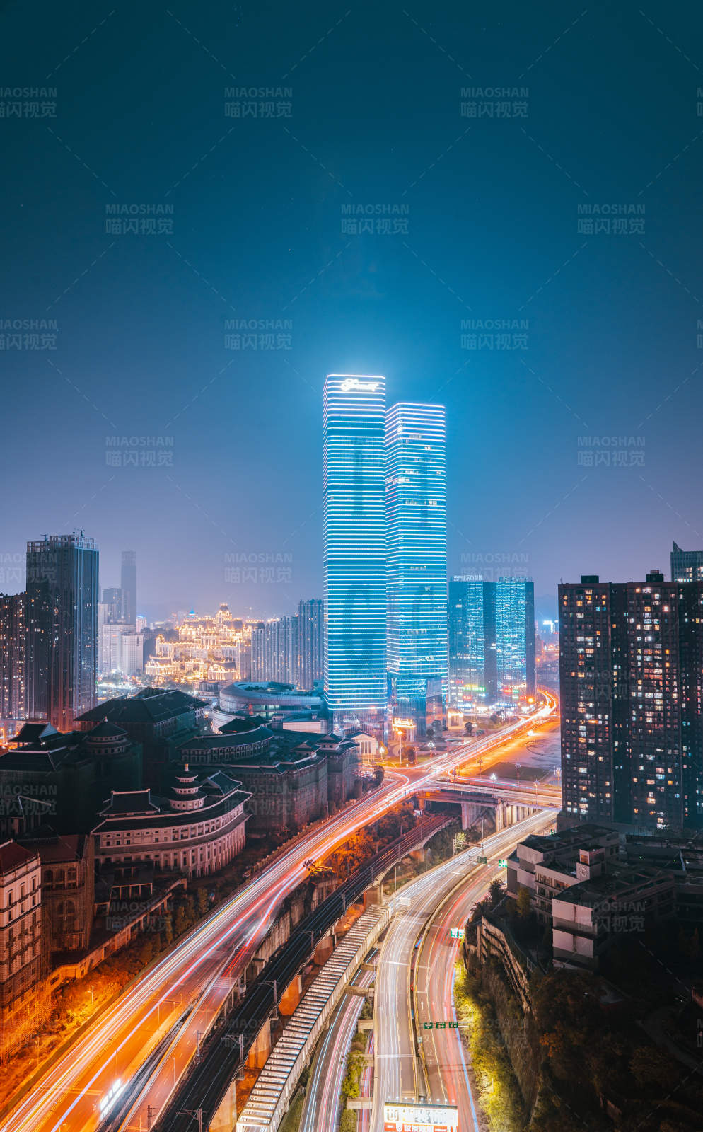 夜幕下的城市霓虹
