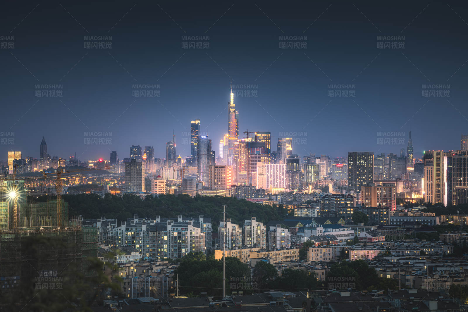 夜幕下的城市天際線