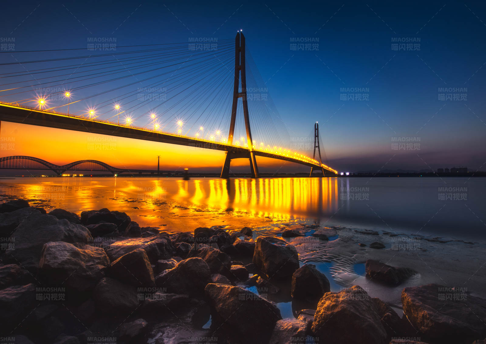 夕陽下的橋梁美景