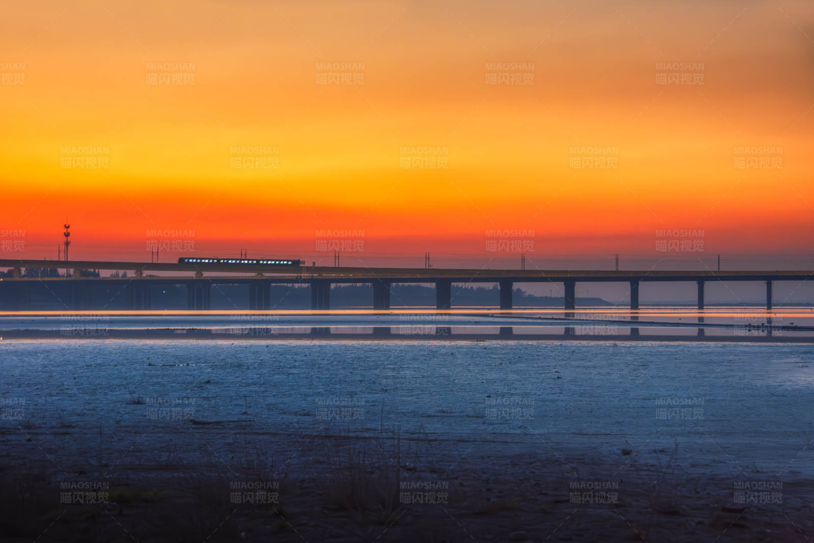 夕陽下的橋與列車