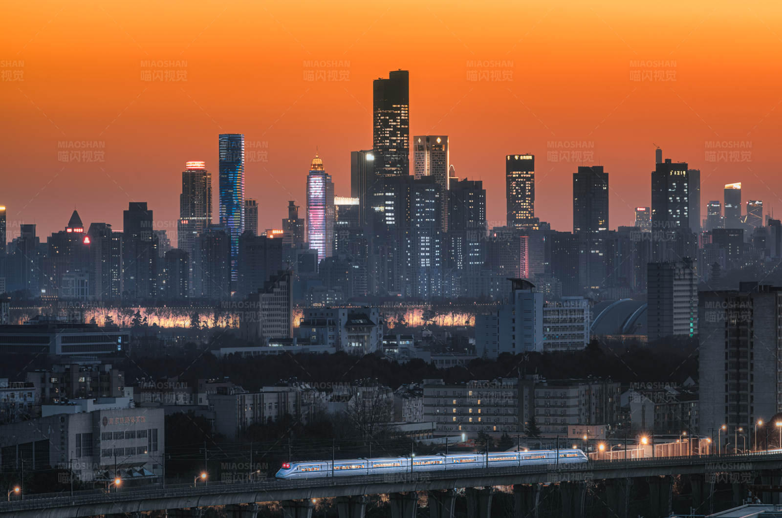 夕陽下的城市天際線