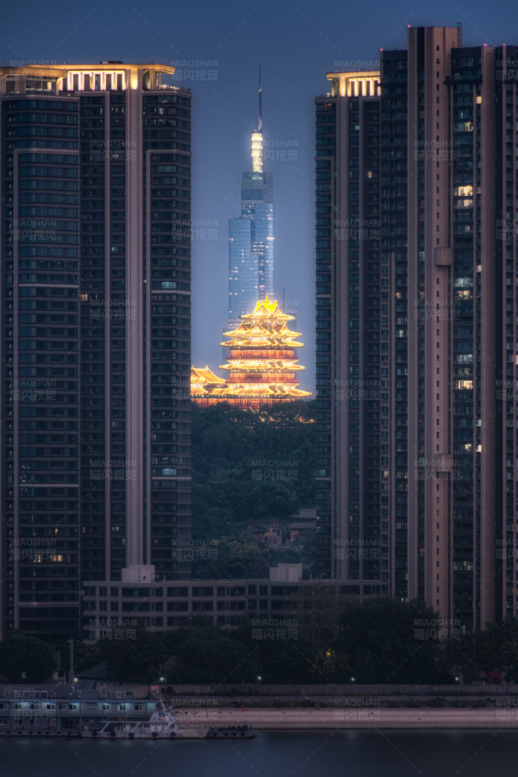 城市夜景中的古塔