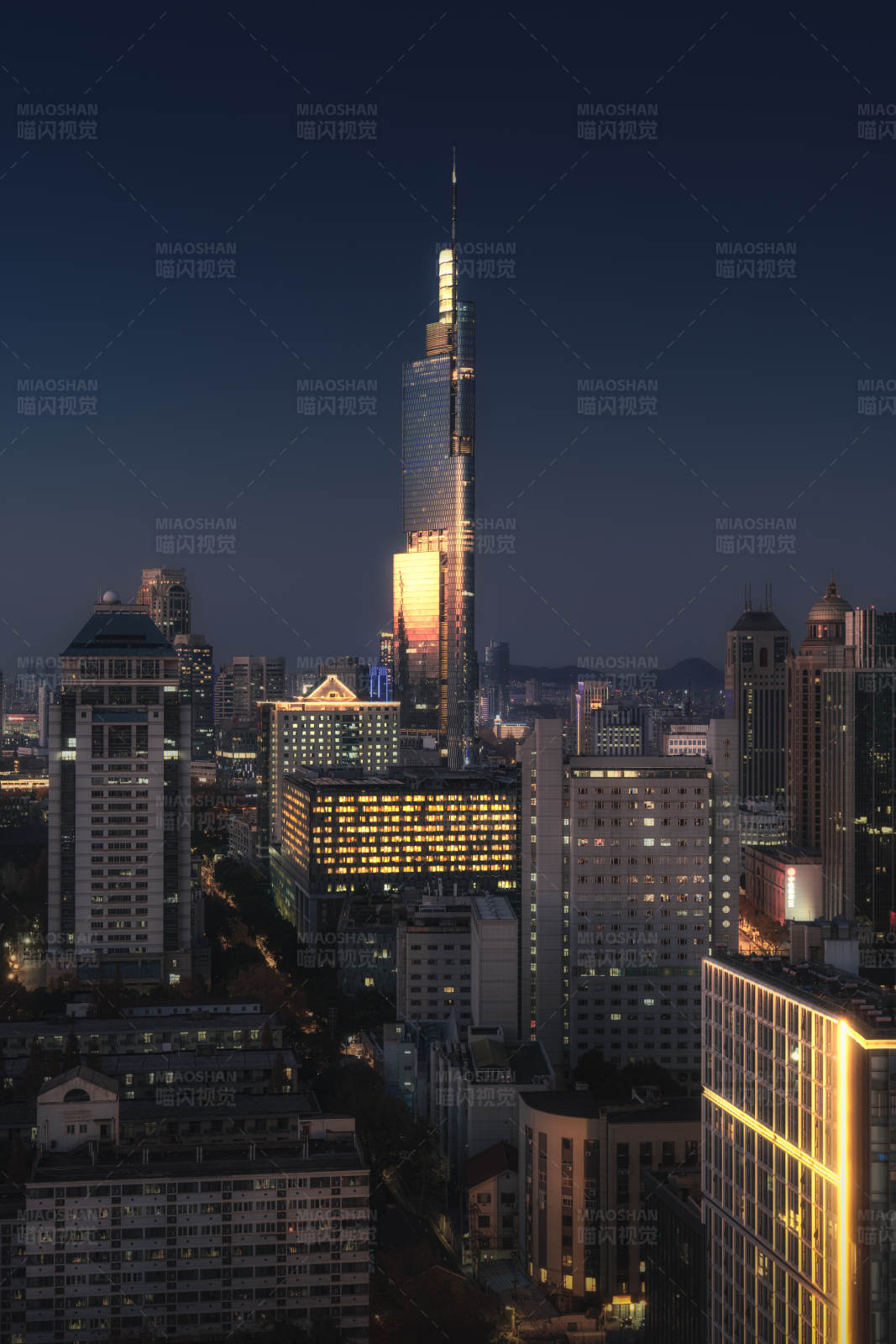 夜幕下的城市天際線