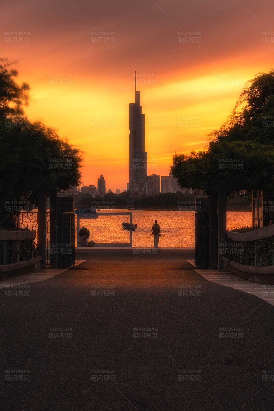 夕陽下的城市剪影