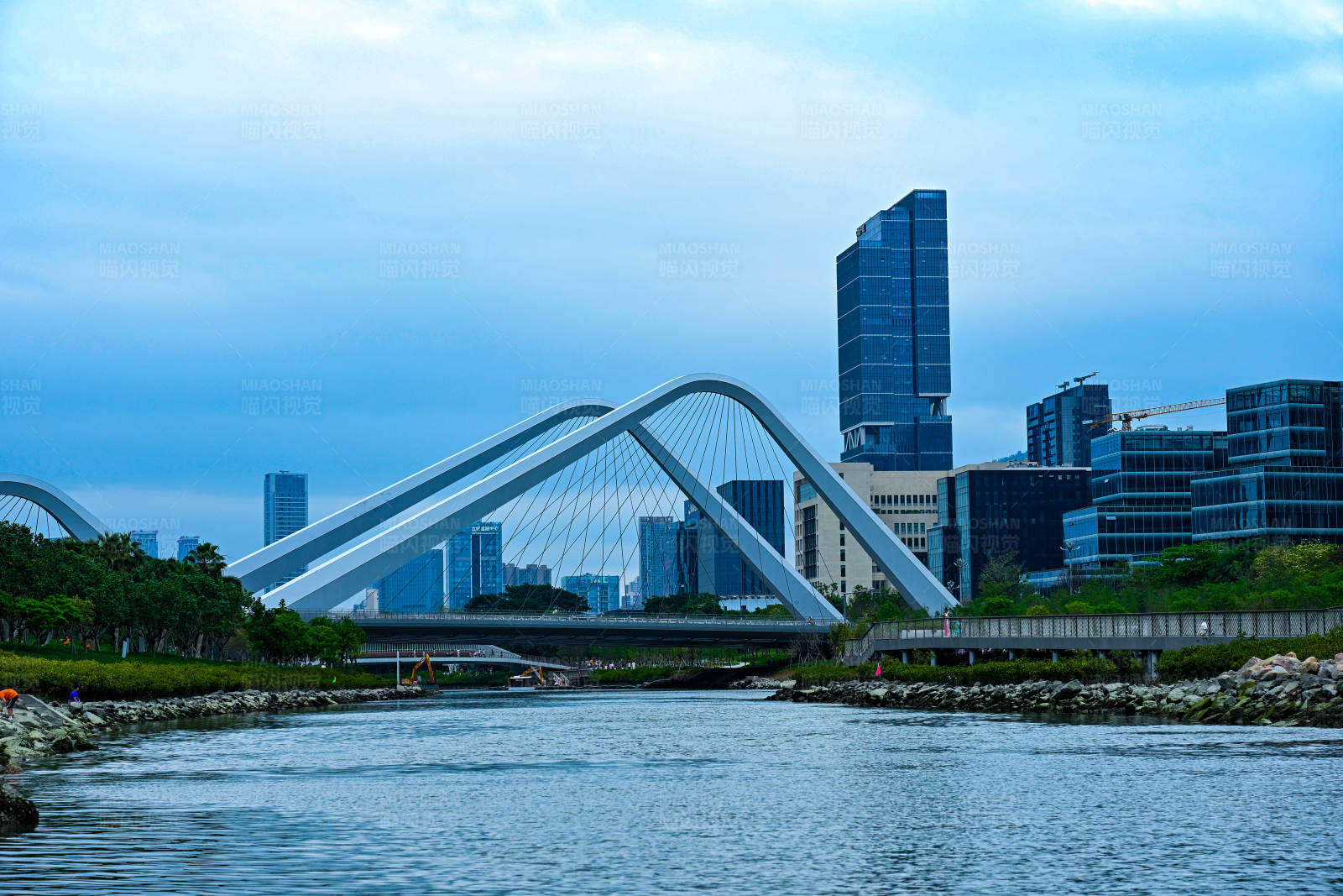 現(xiàn)代城市河畔景觀