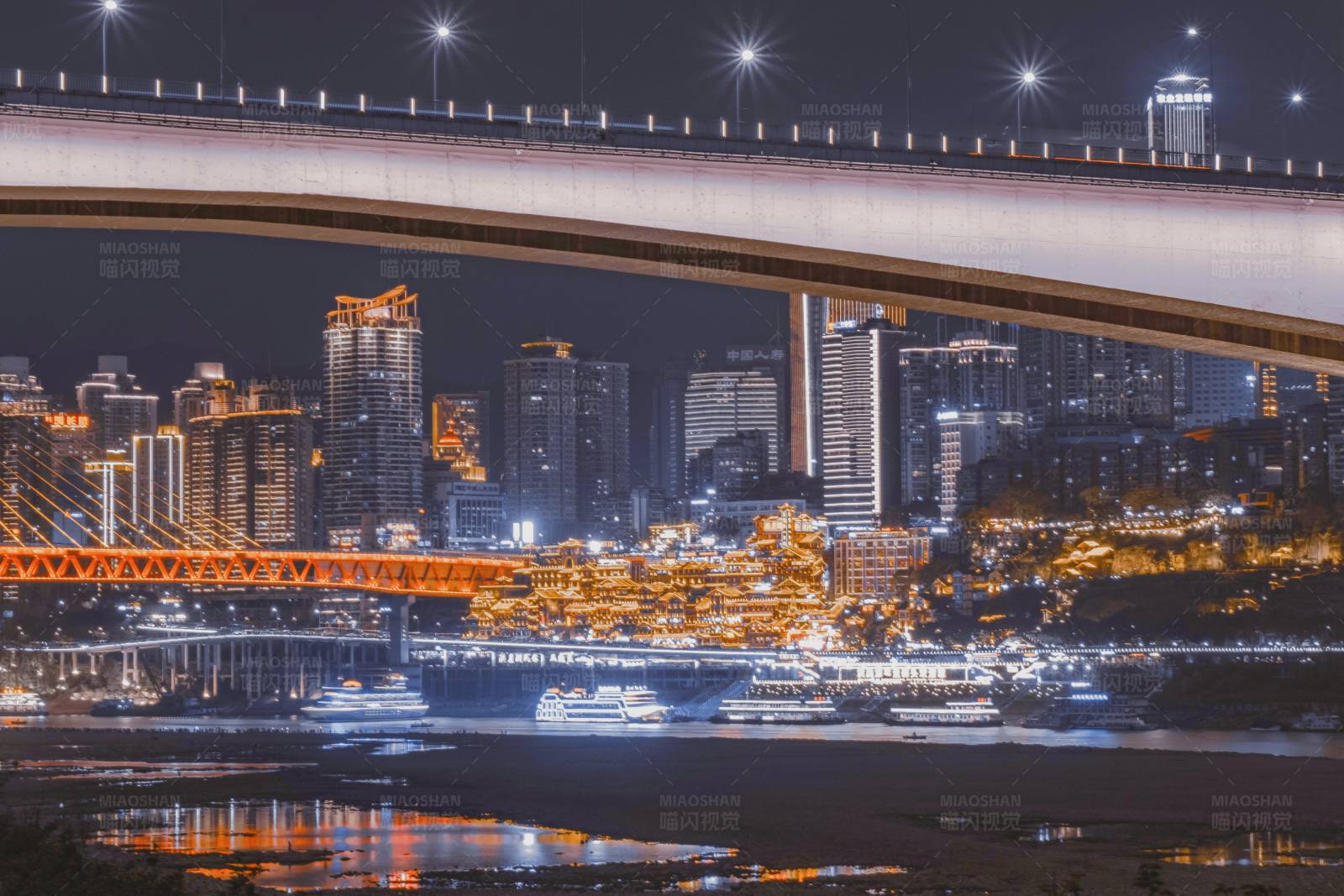 夜色下的城市橋梁