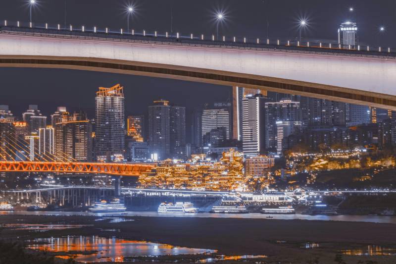 夜色下的城市桥梁