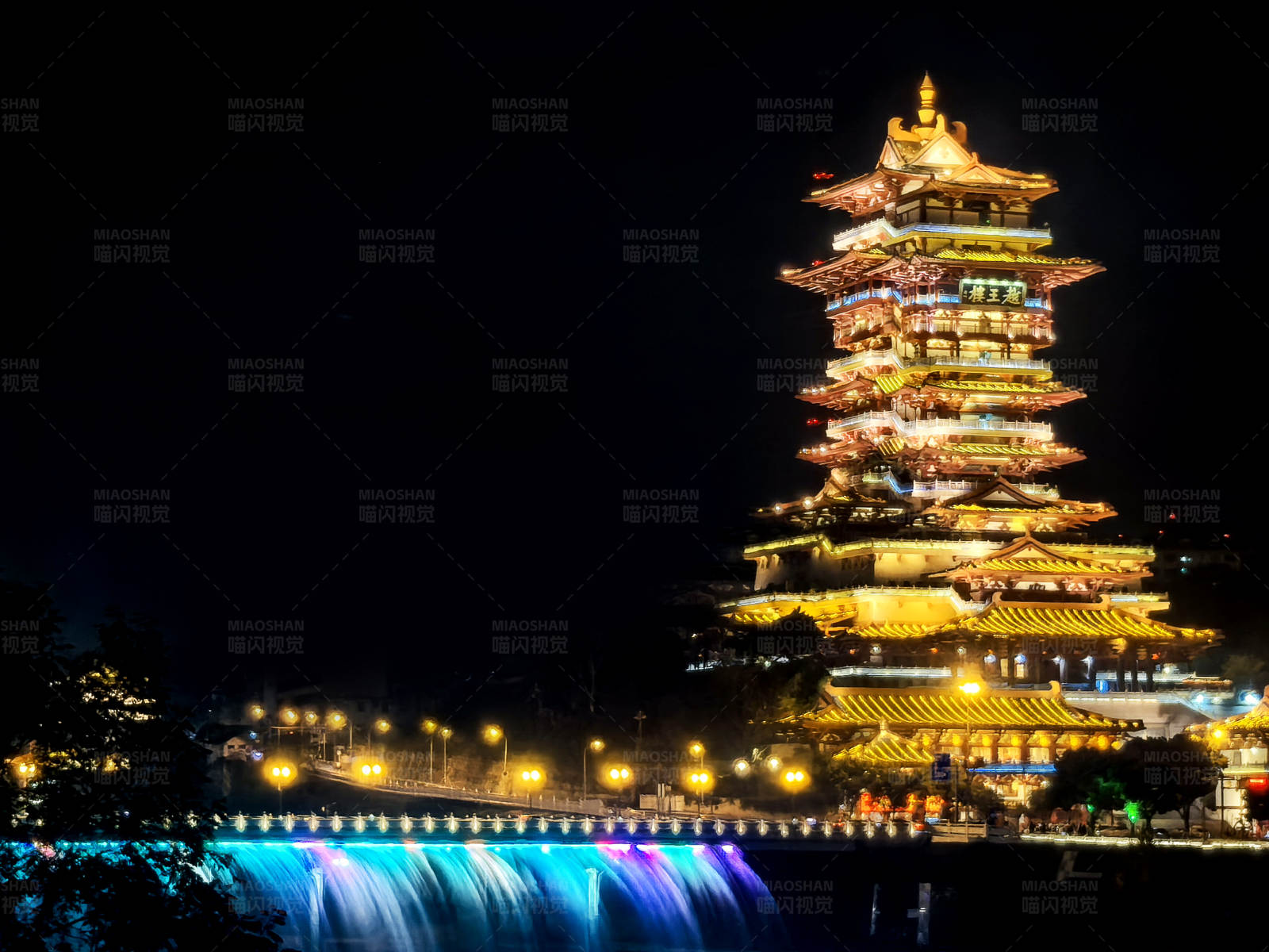 夜色中的輝煌古塔