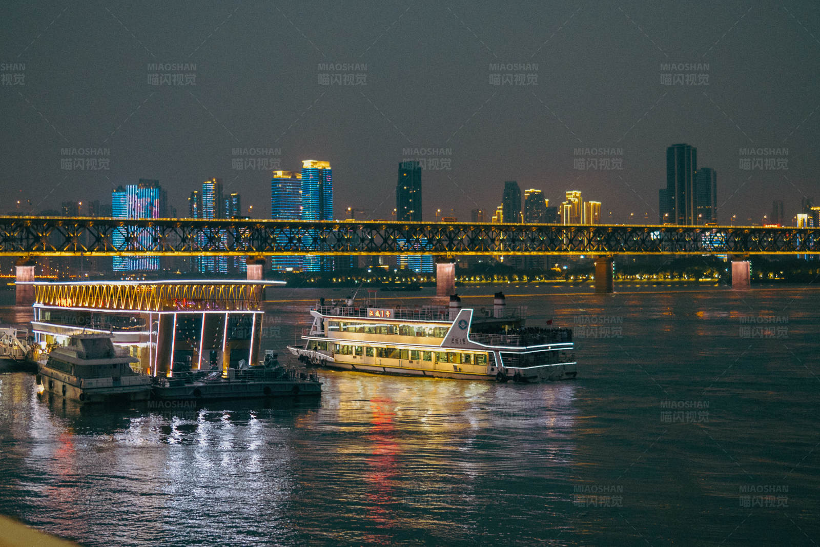 夜游江城